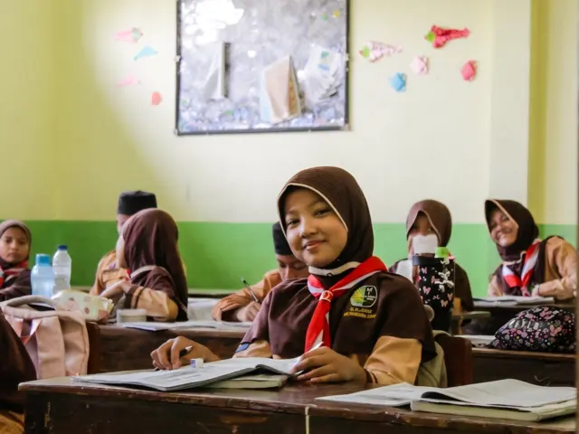 Siswa MI Al Ahmad belajar bersama di dalam kelas